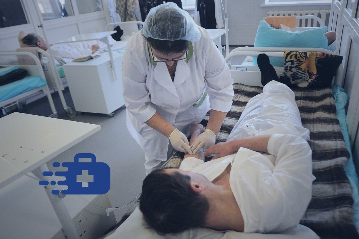 Пациенту ставят капельницу